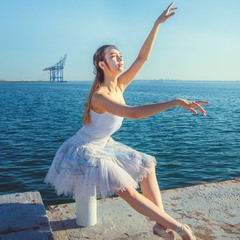 Балерина у моря
