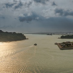 Пролив между Сингапуром и островом Сентоза с высоты 94 метра