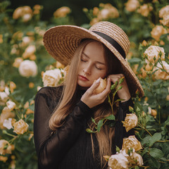 Девушка в цветущем саду
