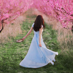 Девушка в персиковом саду