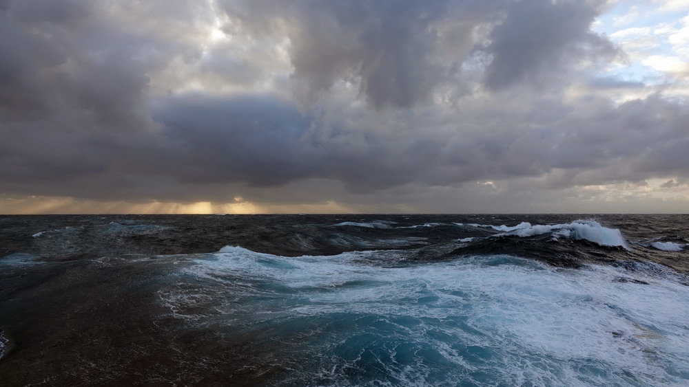 Десять морей. Неспокойно синее море. Тёмное синее море Якутии. Картинка неспокойно синее море. Море в Москве.