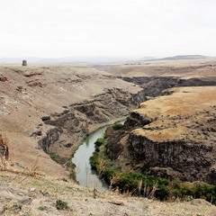 Ахурян река - границе Армении (справа) с Турцией (слева) и Анийский собор