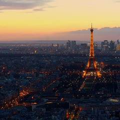 А где-то есть Париж, в каком-то измеренье, Средь круга бытия он часто снится мне: