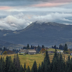 Життя на фоні гори