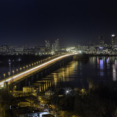 Міст Патона вночі.