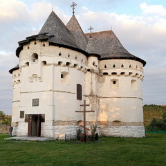 Унікальна церква-фортеця в Сутківцях