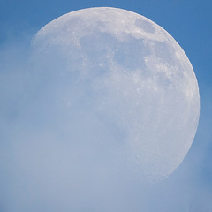 Місяць у хмарах