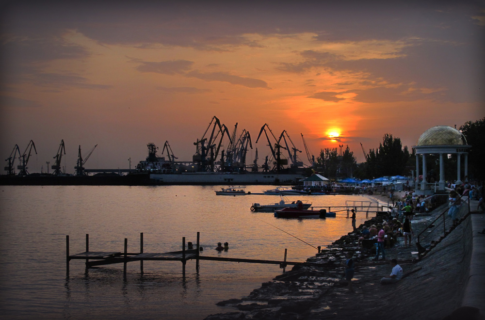 Бердянск сегодня. Бердянск набережная корабль. Бердянск фото 2022. Бердянск Ялта. Порт Бердянск фото.