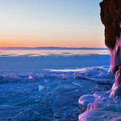 Восходящие солнечеые лучи  зимнего озера  Байкал