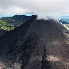 Пролетая над  Камчаткой  Действующий вулкан  Семячик 1227м.