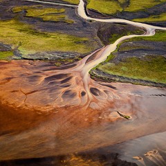 Пролетая  над   Исландией  Устье реки впадающая в океан