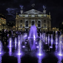 Світло-музичний фонтан перед оперним театром