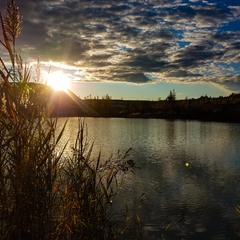 Схід сонця над озером