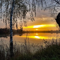 Схід сонця над озером