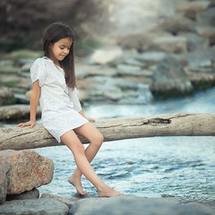 девочка у реки