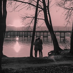 Теплий поцілунок на березі Дніпра