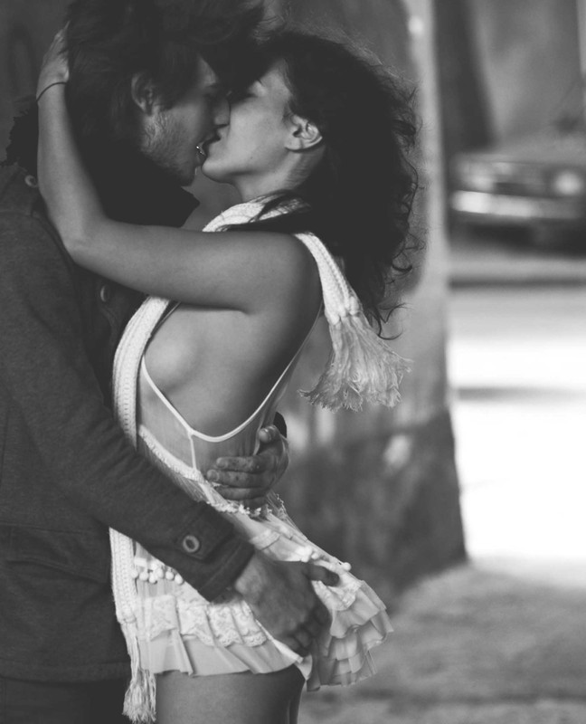 Если при поцелуе парень держит за волосы девушку