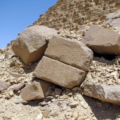 "Пирамиды теряют свои камни"