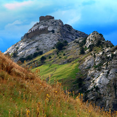 Холм и крепость