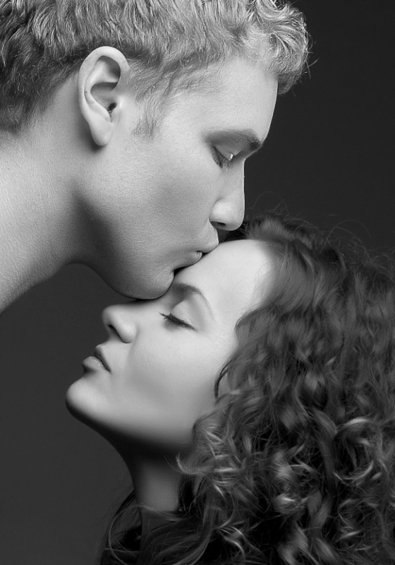 Фото мужчина целует женщину в лоб
