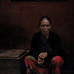 Тибетская женщина с печеньем