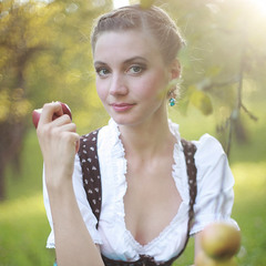 дівчина з яблуком