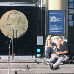 На ступенях у музея Нобеля в Стокгольме
