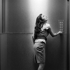 Девушка в сломаном лифте