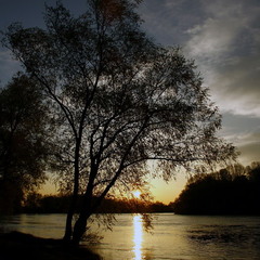 Закат на реке.