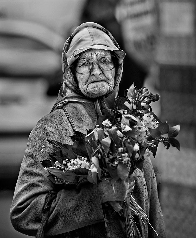 Бабушка с цветами. Старушка с цветами. Старуха с цветами. Бабулька с цветком.