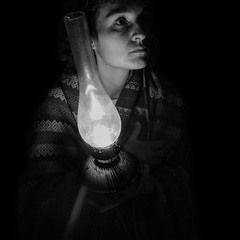 Портрет Ольги с керосиновой  лампой в руке...