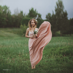 девушка в платье с букетом цветов