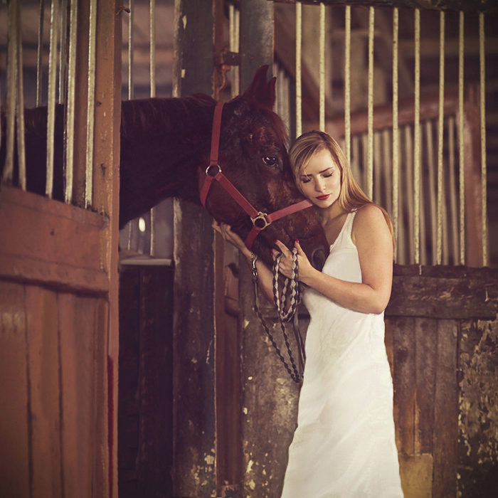 Stable girl. Фотосъемка на конюшне. Девушка в конюшне. Свадебная фотосессия в конюшне. Фотосессия в конюшне с лошадью.