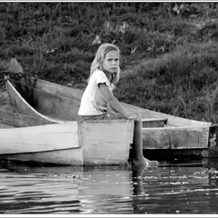 Дівчинка та човен