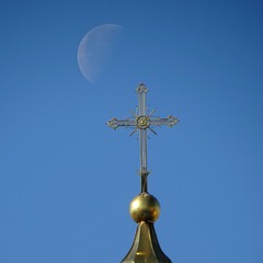 Місяць і хрест