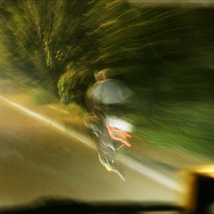 одинокий велосипедист на ночной дороге