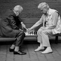 Шахматы, играют черными и белыми....