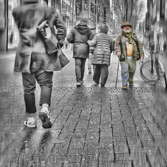 Шел старичок по улице