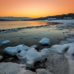 На світанку Дніпро скував лід