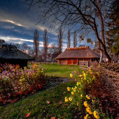 А вітер розносить запах хризантем, осіннім вечором у останній теплий день....