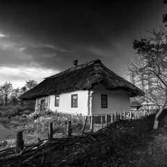 стара хата ще стоїть... лиш спогади зимовими ночами, як душі мертвих в протягах тримтять....