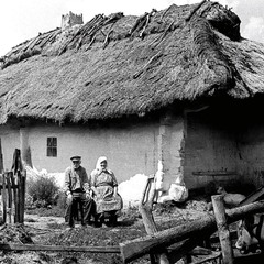 Дід і баба біля хати.