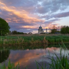 Стоїть церква на горбочку...