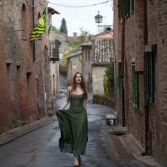 Прогулянка в прозорий сукні, вуличками Італії