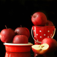 З червоними яблуками