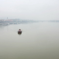 По Дунаю  тихо кораблик плывет...