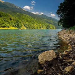 Камені на березі озера