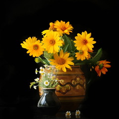 З жовтими квітами
