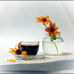 Жовті квіти та чорна кава