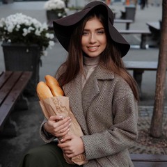 GIRL WITH A BAGUETTE